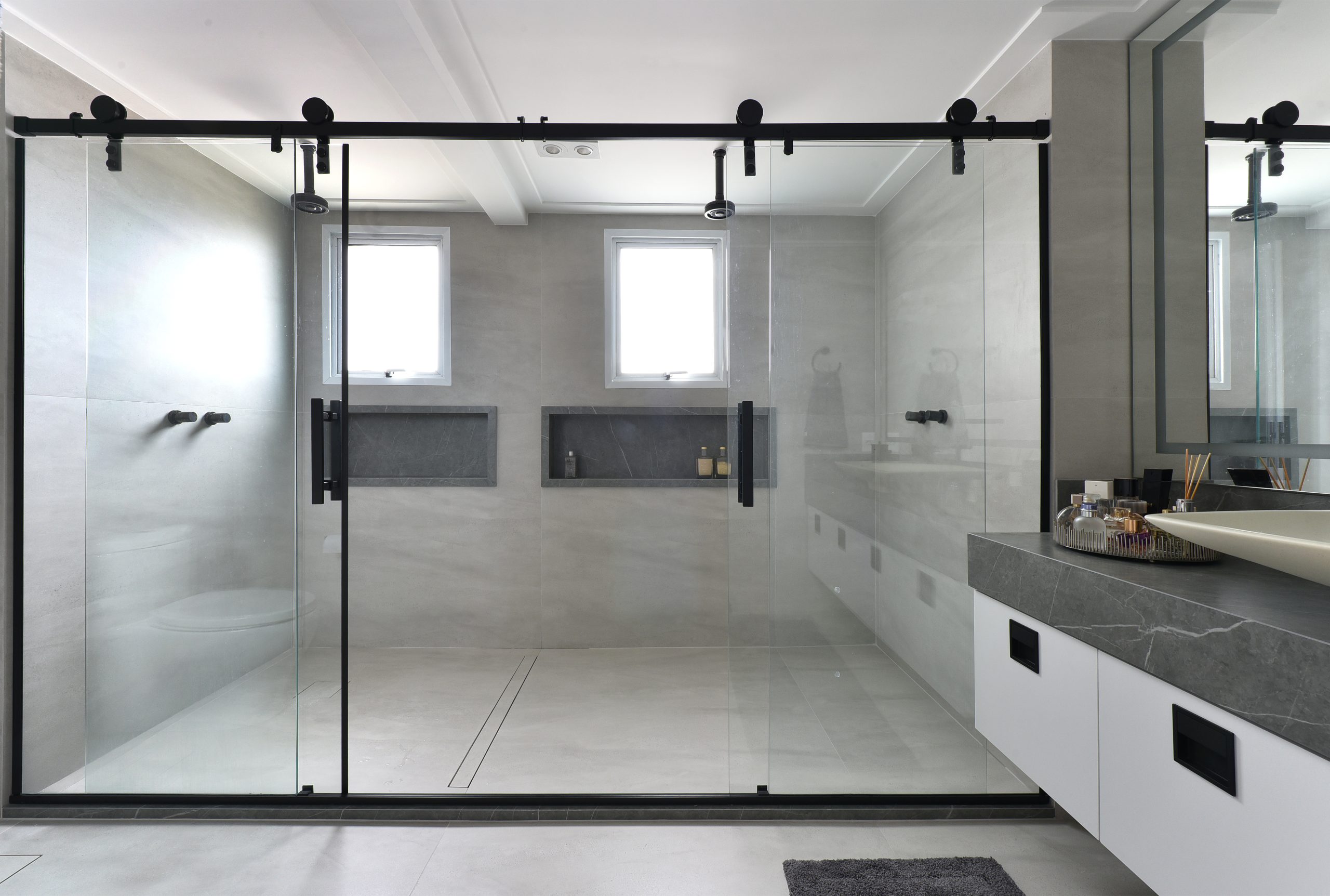 banheiro de casal com amplo box