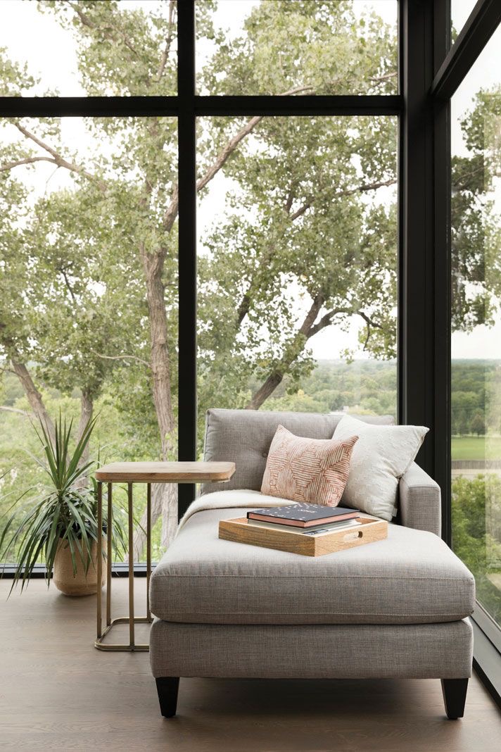 Chaise cinza leitura