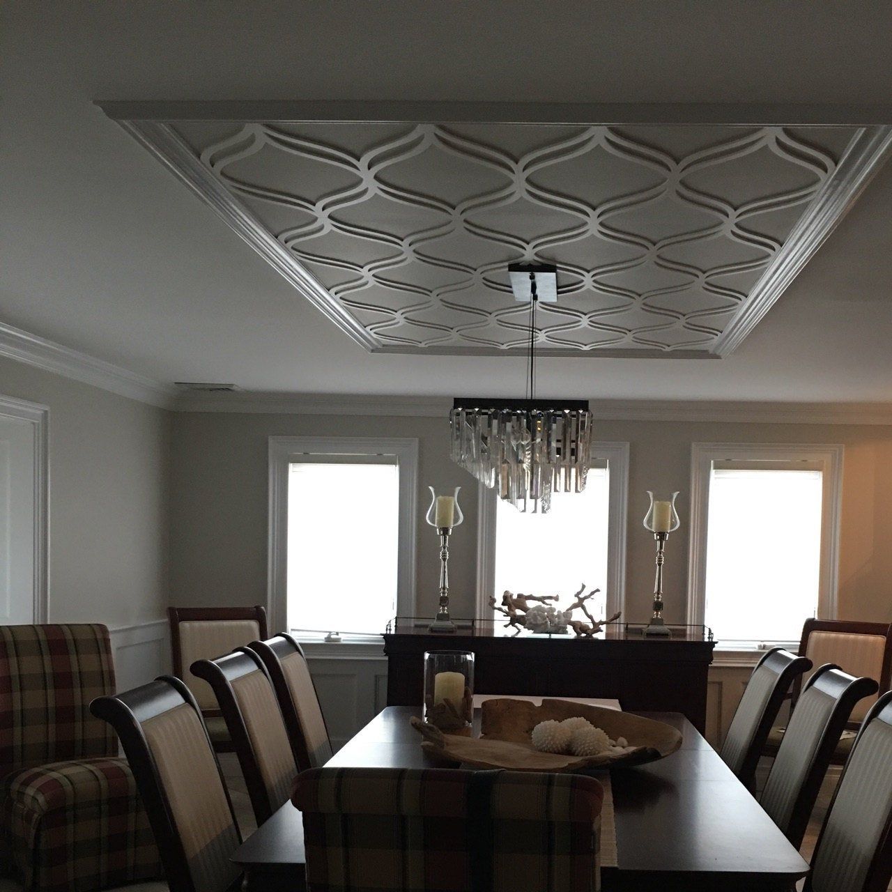 sala de jantar com painel 3D no teto