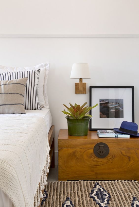 bau de madeira como mesa de cabeceira