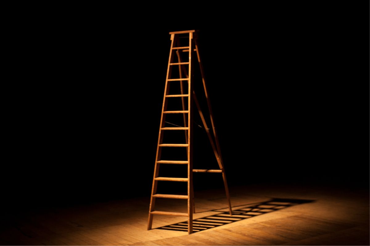 escada articulada de madeira